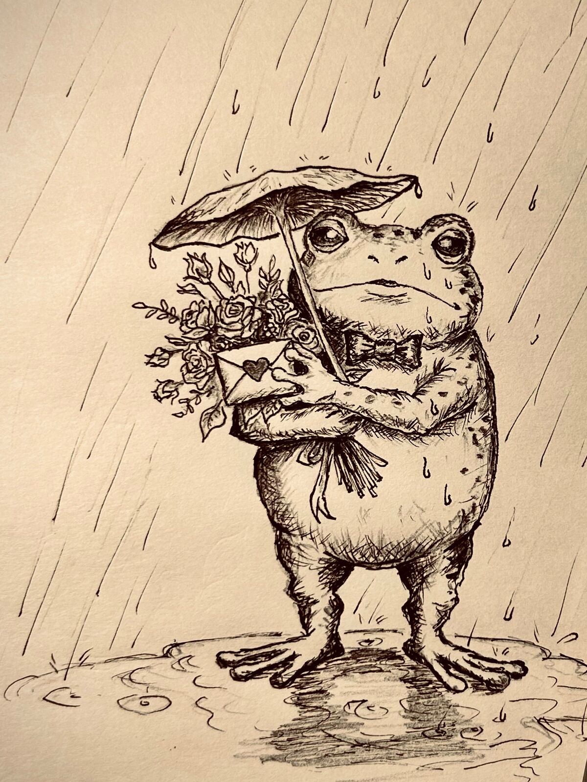 二足歩行のカエルが、雨の中で片手に葉っぱの傘をさし、もう片方の手に花束とハートの封蝋付きの手紙を胸に抱えて立っているイラスト。蝶ネクタイを付け、足元の水たまりには波紋と雨粒。